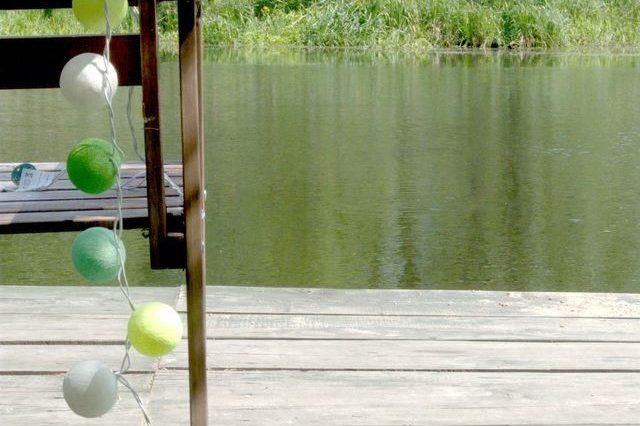 guirnaldas verdes en jardin